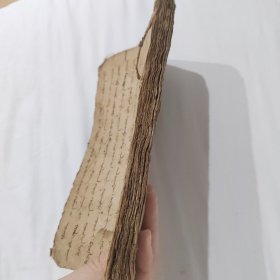清早期或明末满文手抄本捻装一厚册，满族清军早期文献，里面有涂改痕迹，或为手稿本，所用纸张为北方土纸，字体飘逸不可多得