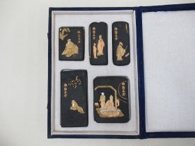 创汇时期老墨条:淮阳五老墨套装 【品名】：淮阳五老 【厂家】：徽州胡开文制 【年代】：创汇时期（80年左右） 【品相】：全新，未使用 【说明】：创汇时期淮阳五老图片套墨，徽州胡开文制，墨体黝黑硬朗，描金精致，有打码，淡墨清透，有层次感，黝黑厚重，全新原包装！ 一盒总的重量大概在148克左右。