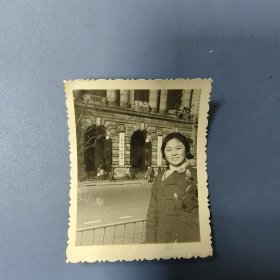 （约）七十年代 上海市革命委员会（大门）照片（一枚）：地点在外滩、尺寸6*4.5cm —— 包邮！