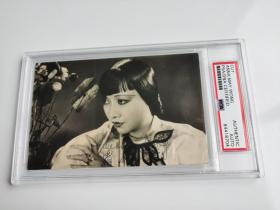 好莱坞首位华裔影星 传奇女星 黄柳霜 ANNA MAY WONG 1940年代亲笔签名照 画面为1934年英国电影《老虎湾》(Tiger Bay, 1934)剧照 PSA权威鉴定封装