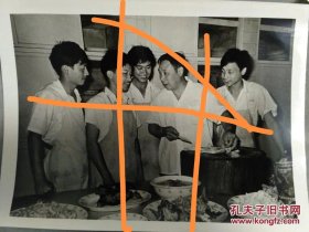 1980年代扬州旅游学校烹饪专业的学生在向老厨师学习操作技术。