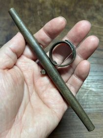 规整掌中暗兵器铜指虎。