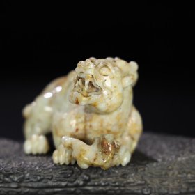 旧藏 和田玉子母兽摆件,玉质细腻油润,包浆老道,,尺寸 高 5.4厘米,长 8.8厘米,宽 5.8厘米,重 214.5克!
