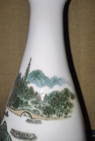 《陶瓷新花瓶摆件》（箱子里从未使用过的普通花瓶/外在有一个旧盒子/尺寸约24厘米*10厘米*10厘米）