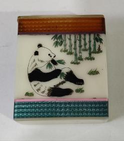 早期手工制作雕刻大熊猫有机玻璃烟盒做工精细竹叶竹笋雕刻的栩栩如生