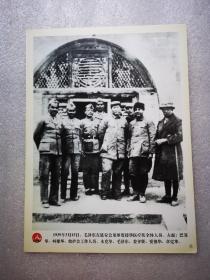 老照片：1939年3月15日，毛泽东在延安会见印度援华医疗队全体人员