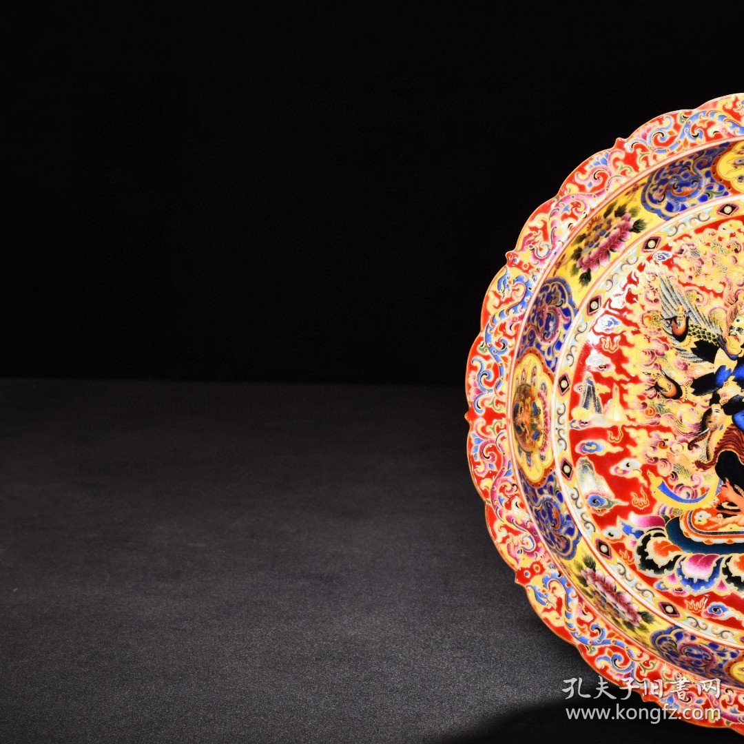 清乾隆红地珐琅彩折沿盘 高4.5厘米 宽22厘米