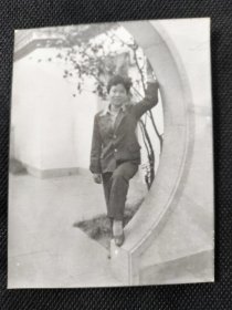 1970年代《老照片》精致的西服的烫发女子