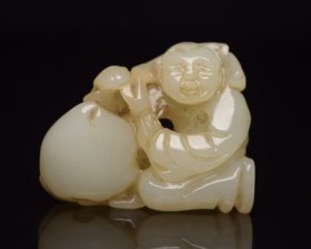 和田玉童子献寿       
规格: 5.0×3.8×1.9厘米，重 44克。   
玉质温润细腻，沁色自然，刀功老道，皮壳包浆一流，雕刻生动，线条流畅，品相完美！