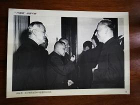 老照片：1956年，刘少奇同科学家李四光交谈