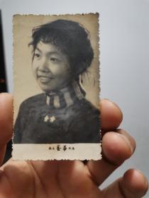 一张80年代黑白老照片：   一名女生单人照