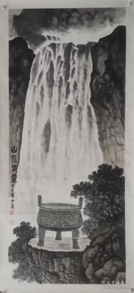 【终身保真字画】罗建泉，字少泉137X58托片！
     1962年出生于江苏宜兴，别署：金陵少泉、晚红轩主、阳羡散人。南京大学金陵艺术学院教授，中央美院客座教授，清华美院客座教授，国家一级美术师，中国美术大家，，中央国家机关美术家协会常务理事，江苏金陵画院院长，中国画院常务理事，金陵画派国画大家张文俊入室弟子，李可染大师再传弟子，其山水画深受李可染、傅抱石、张文俊等大师影响并受教于钱松嵒、亚明