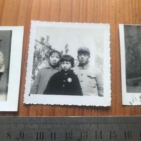 六七十年代写真3枚 佩戴毛主席像章或者手拿红宝书