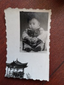 60~90年代老照片，吉林江北一女子从婴儿至中年系列之一(婴儿)，60年代初婴儿照一张，