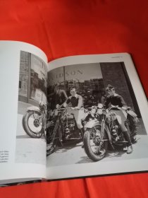 7 Harley Davidson : the living legend 哈雷戴维森不仅仅是一辆摩托车。哈雷戴维森已经与美国梦联系在一起了