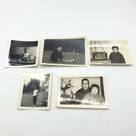 曾任复旦大学外国语言文学系主任、著名翻译家、英语教育家孙骊（1930-2018），爱人上海复旦大学英语系教授、英语教育家巫漪云（1933-，著名建筑师巫振英之女）及女儿，六七十年代家庭照片一组五枚（巫漪丽旧藏）