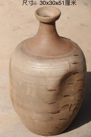 陶酒瓶，清晚期，做工精细，工艺精湛，因使用过程中打破后，古人用锔钉锔起后继续使用，这是一种古老的手艺形态别致，尺寸：腹径30厘米，口径9.5厘米，高51厘米