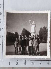50-70年代昆工学生佩戴毛主席像章在昆明工学院毛主席雕塑前合影照片“伟大的中国共产党万岁……”