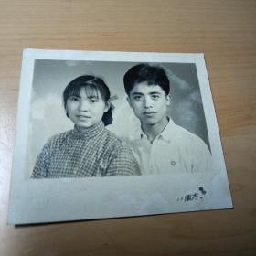 老照片–年轻爱人合影（右下角有“南方”二字）