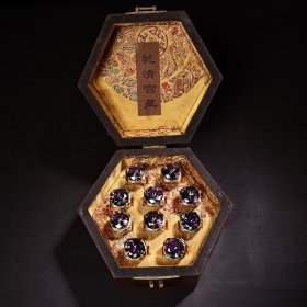 珍藏珍品旧藏收罕见清代宫廷御藏花丝工艺镶嵌钻石宝石戒指一盒 配老手绘漆器盒 盒高10厘米 宽16厘米 戒指单重17克 戒面直径2.0厘米 一盒