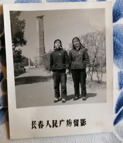 长春人民广场（纪念碑）姐妹俩