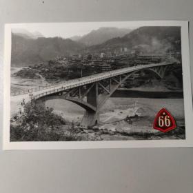 1985年，贵州剑河大桥及城市新姿。贵州黔东南苗族侗族自治州剑河县新建成一座大跨度预应力混凝土悬臂桁架拱桥-剑河大桥全景照。C070
