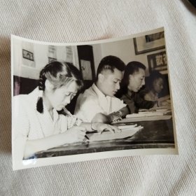 老照片。60年代进驻长影领导班子的农宣队与军宣队在会议室学习。