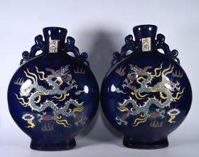 元内府款祭蓝釉五彩龙凤纹扁瓶，高38×29厘米。