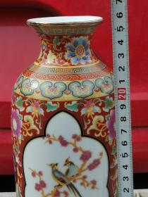 雍正年制珐琅彩瓶一个，画工精细漂亮，难得少见，品相完好