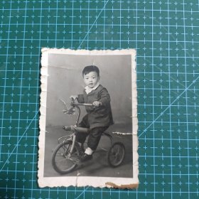 061 老黑白照片 80年代儿童三轮自行车