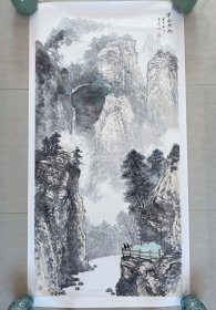 山水画，深谷探幽，写意的画法，湖南省美协肖国华老师的大作，肖老师的纯手绘作品，假一赔万，支持第三方鉴定，老师的山水皴法点染，浓淡干湿焦，行云流水，树木和山石的刻画非常细，很有味道，很有意境，书法也很棒。1.38米×70公分，四尺整张的，家里客厅，卧室，书房，中堂，玄关都可悬挂，这幅亏钱出了，而且已经托底了，卷画的时候不小心把上面撕裂了，但是装裱不影响的，装裱后看不见的。