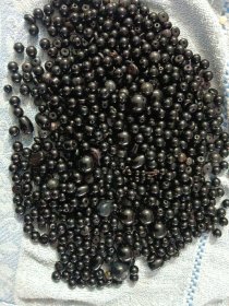 黑色珠子一堆。数量很大。个头大小不等，主要是0.8cm左右的。标的是一堆的价格。