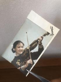 老照片拉提琴的女孩照片 老彩色相片
