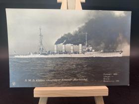 一战德国卡尔斯鲁厄号小巡洋舰照片版明信片。

战绩：一战期间击沉或俘虏了16艘商船。

1914年11月4日在前往袭击的途中内部自爆沉没。