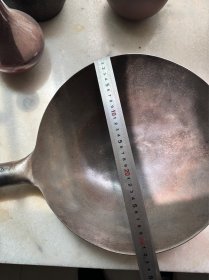 山西七八十年代产老炒锅，铁质好，正规厂厂家生产带商标，重2.8斤，厚两毫米