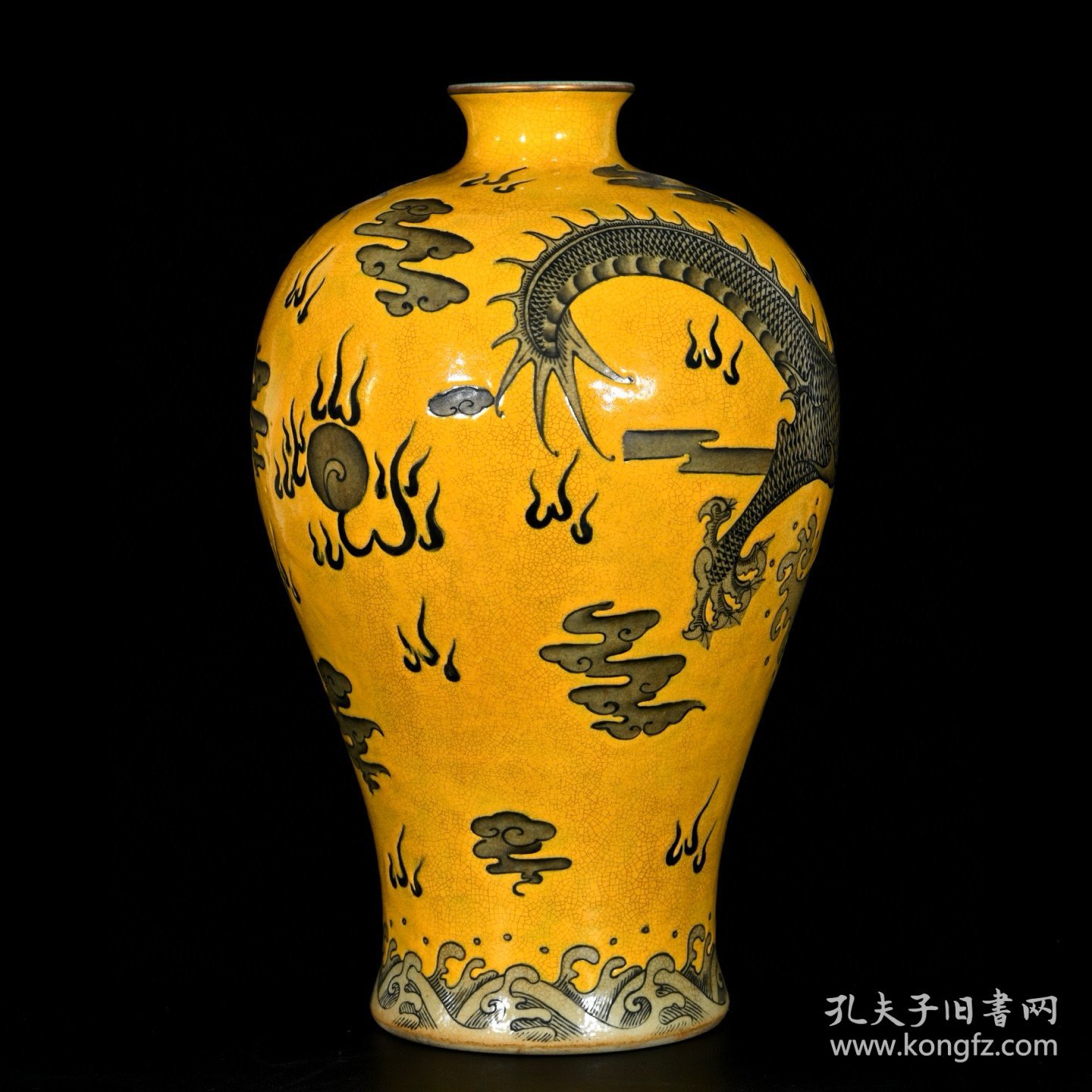 清乾隆黄地墨彩龙纹梅瓶一对；33.5x22厘米