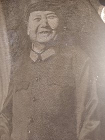 针织教员像 35.5×27 底部边沿有红染色 画片有几处小勾洞见图六(冲光可见清楚小勾孔)