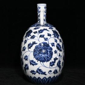 瓷器 明青花缠枝花卉纹扁瓶，高26.5厘米直径23厘米