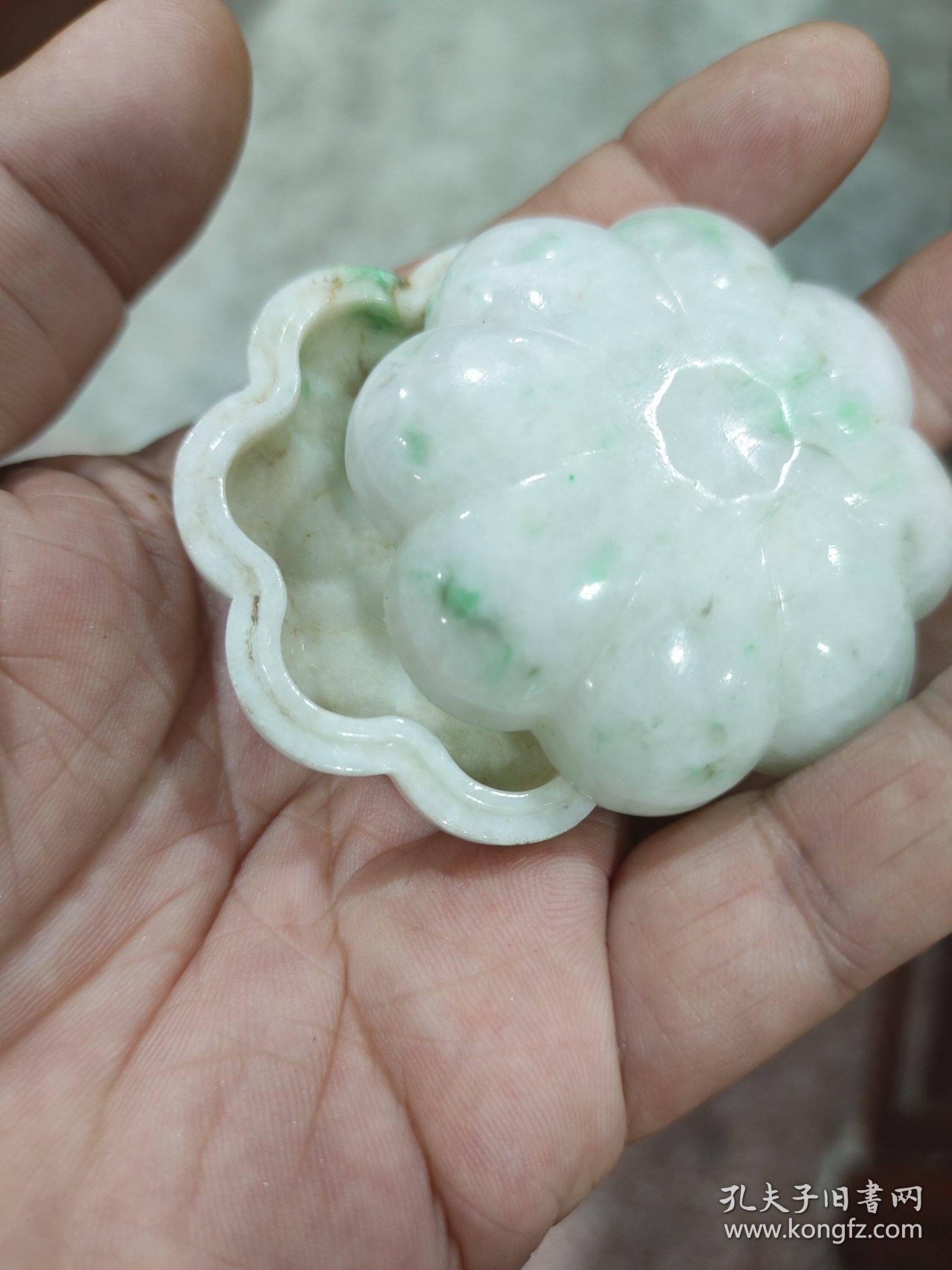珍品翡翠粉盒