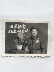 中国人民志愿军回国纪念——1954年（佩戴胸标，有题跋，带2枚徽章）