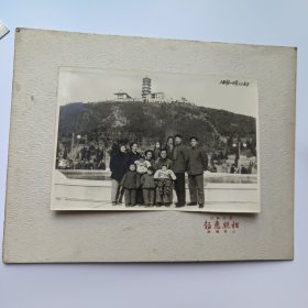 无锡锡山留影 1959年 大尺寸全家福照一张！(惠山全貌，有衬板)