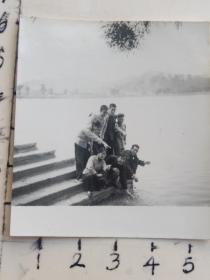 60-70年代时期美女帅哥佩戴毛主席像章戏水合影泛银照片(福州铁路局职工相册一本)