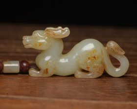和田玉兽 规格: 7.2×3.3×1.3厘米，重 43克。 玉质温润细腻，沁色自然，刀功老道，皮壳包浆一流，雕刻生动，线条流畅，品相完美！