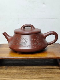 老珍藏，顾景舟和范曾合作底款，精品刻绘老紫砂壶一把，包浆自然，保存完整，收藏的佳品。