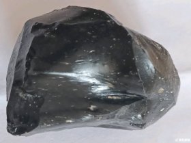 纯天然玻璃陨石，有熔壳气印流纹，有拉长气泡，特征明显，无磁性，有压手感，打光不透，重0.21斤（105克）。