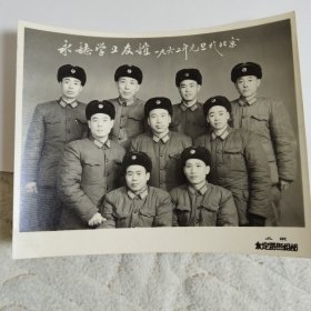 珍贵老照片。1962年北京国防大学学习班部分学员合影留念。照片背面有名字和职务，来自全国各地的精英为中国国防建设贡献了自己的力量