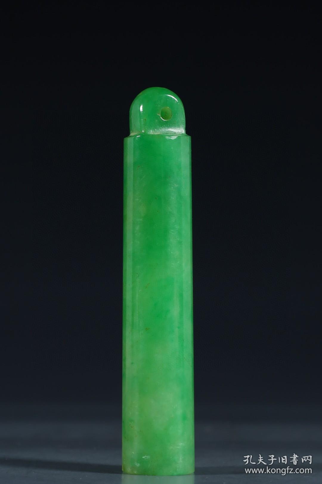 清代，翡翠素面翎管规格：长7.4cm直径1.4cm重23g此件翎管，翡翠为材，切磨规整，质地莹润，青翠欲滴。翎管圆柱体，一端中空，顶端一孔，孔型规整。翎管用料上乘，做工精细，且保存完好，值得藏家珍爱收藏。