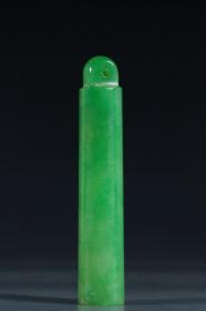 清代，翡翠素面翎管规格：长7.4cm直径1.4cm重23g此件翎管，翡翠为材，切磨规整，质地莹润，青翠欲滴。翎管圆柱体，一端中空，顶端一孔，孔型规整。翎管用料上乘，做工精细，且保存完好，值得藏家珍爱收藏。
