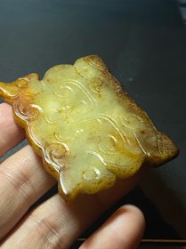 出一块古玉板玉，和田玉材质，战汉时期的兽面纹饰