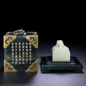 旧藏，精品和田玉 
印
玉质细腻，包浆厚重，沁色入骨，雕工精细，
品相完美，细节如图
长4.2厘米，宽4.2厘米，高5厘米，重182克